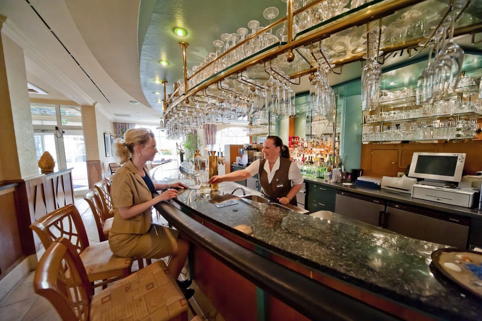 2 bars/lounges, pub