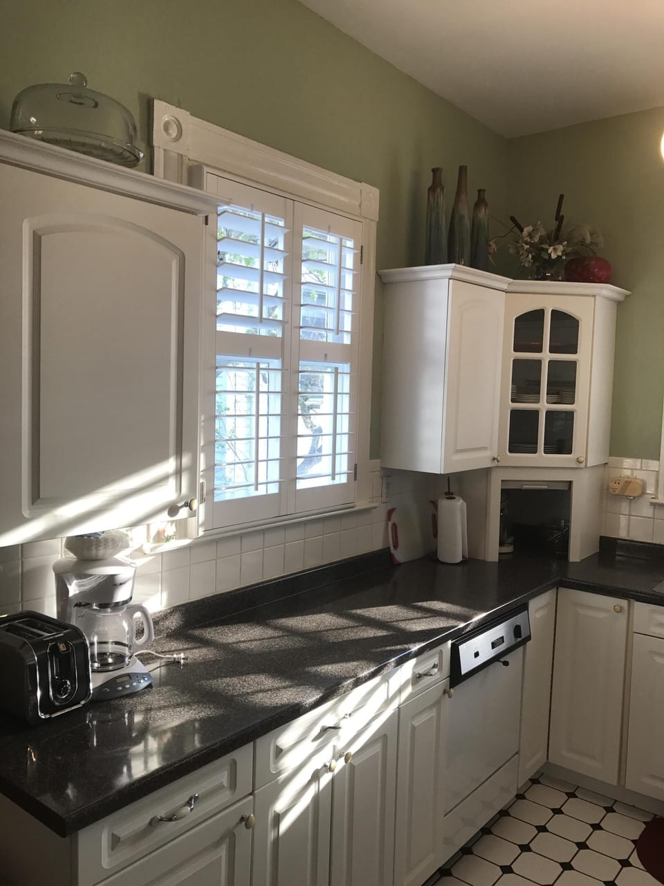 Kitchen, fully furnished, full size fridge, gas stove and oven, dishwasher