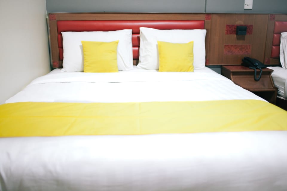 Family Room | Desk, WiFi (free), bed sheets