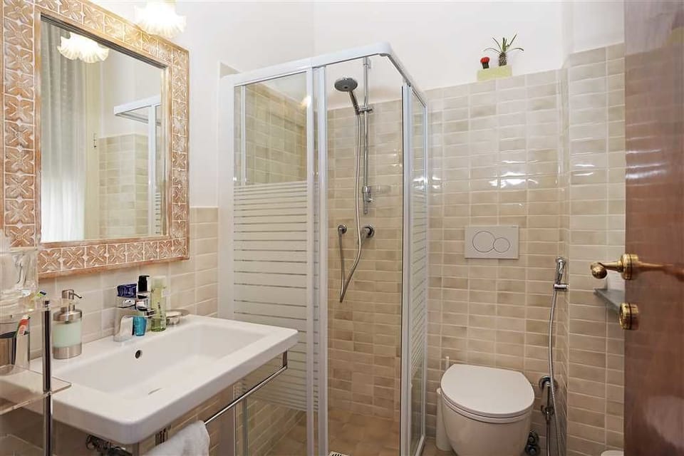 Superior Room | Bathroom | Shower, free toiletries, hair dryer, towels