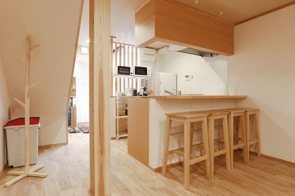Full-size fridge, microwave, stovetop, electric kettle