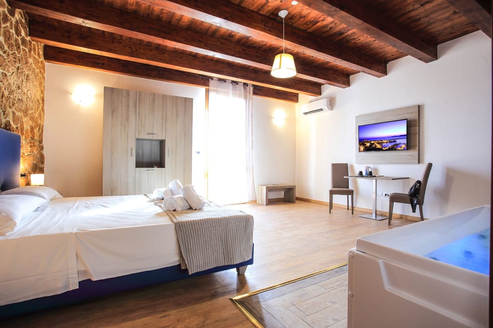 Junior Suite | Minibar, in-room safe, desk, free WiFi