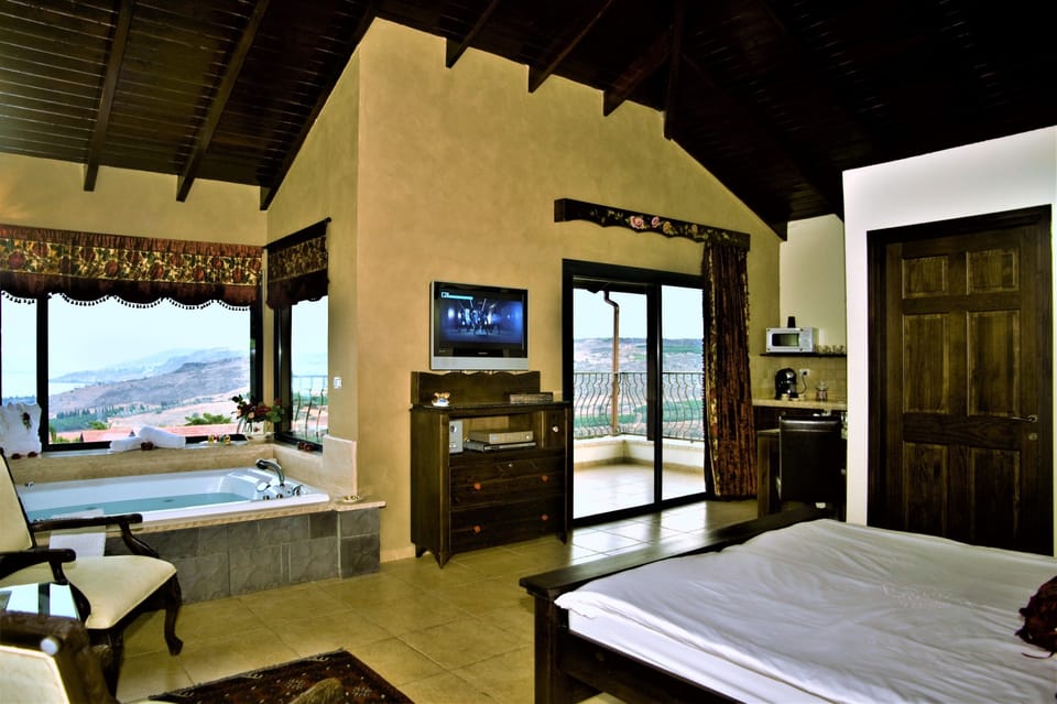 Deluxe Studio Suite | Bathroom | Separate tub and shower, jetted tub, free toiletries, hair dryer
