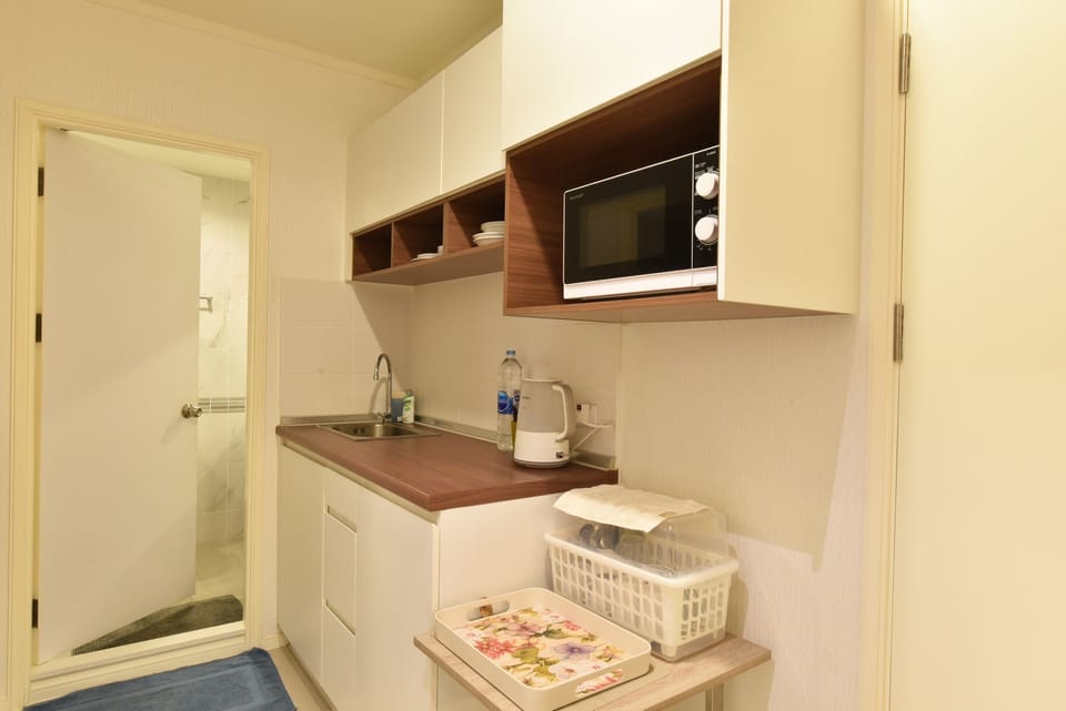 2 Bedroom Apartment | Private kitchenette | Fridge, microwave, coffee/tea maker, electric kettle