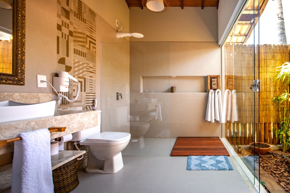 Suite Master (Bouganville) | Bathroom | Shower, free toiletries, hair dryer, towels