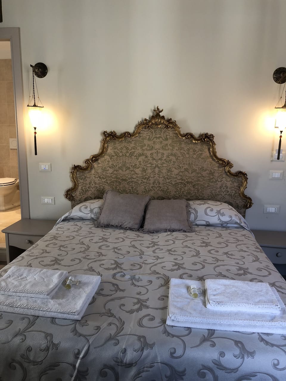Double Room | 1 bedroom, down comforters, minibar, in-room safe