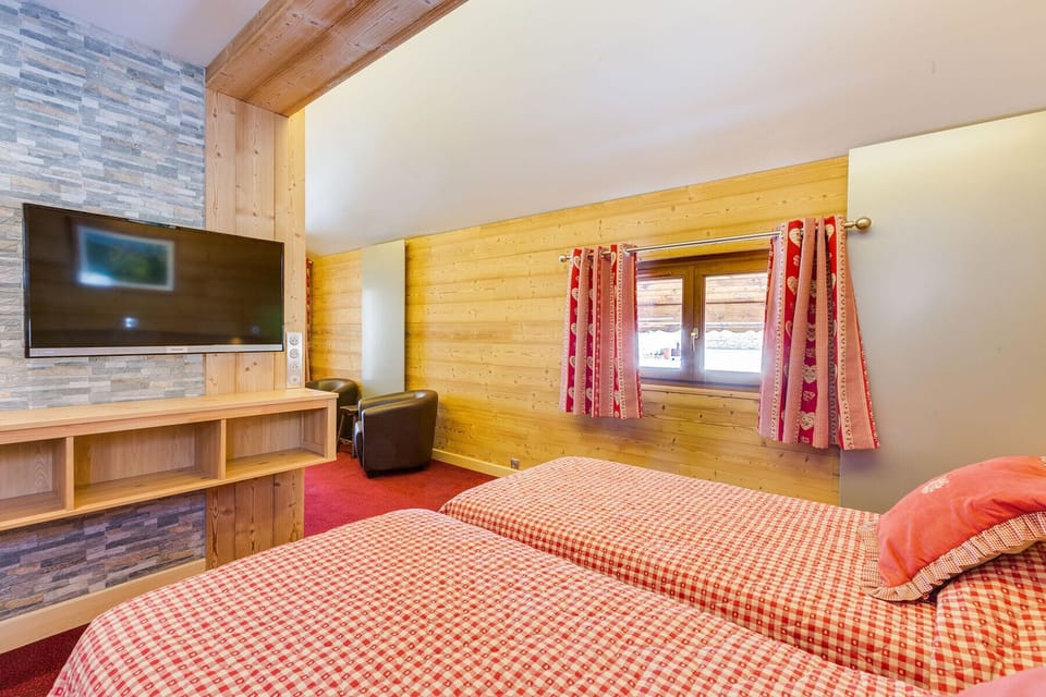 Junior Suite, Mountain View | 1 bedroom, in-room safe, desk, blackout drapes