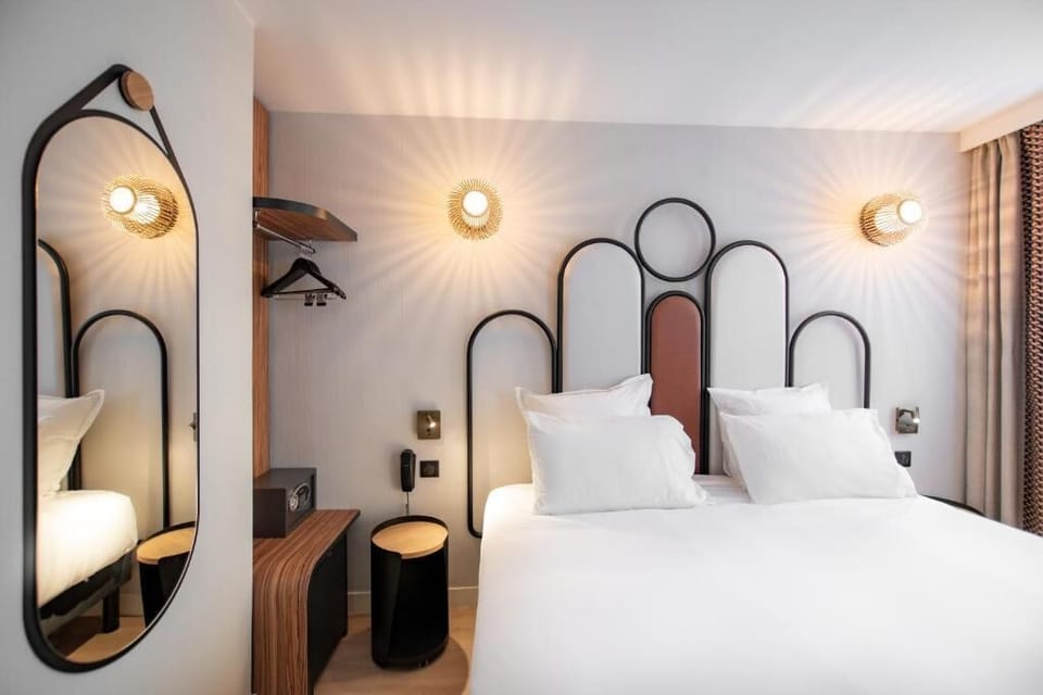 Premium bedding, in-room safe, desk, blackout drapes