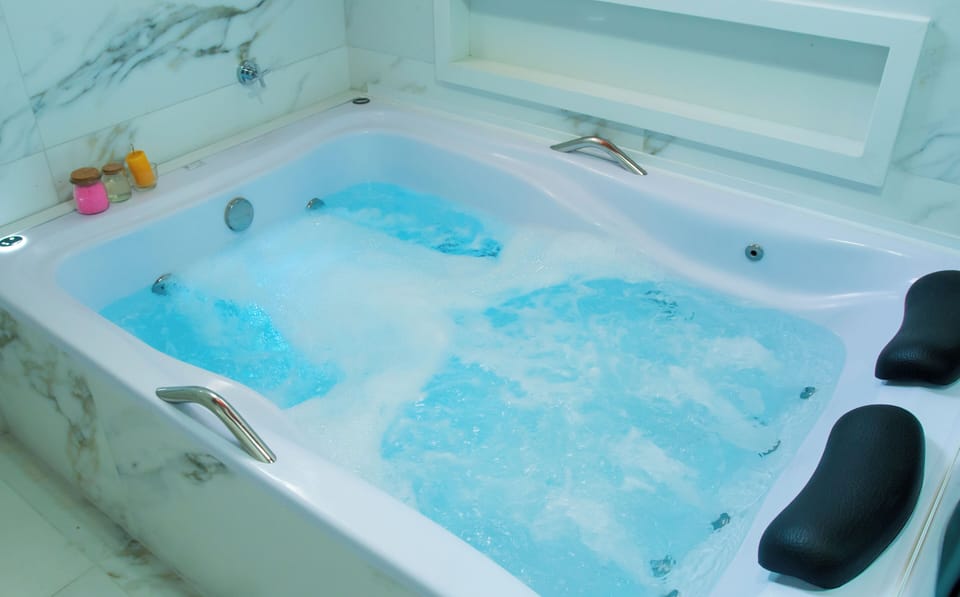 Luxury Room | Bathroom | Shower, free toiletries, towels
