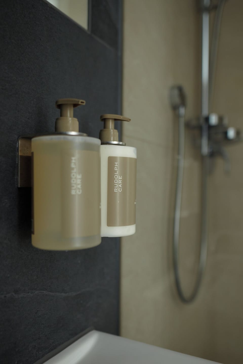 Shower, hydromassage showerhead, free toiletries, hair dryer