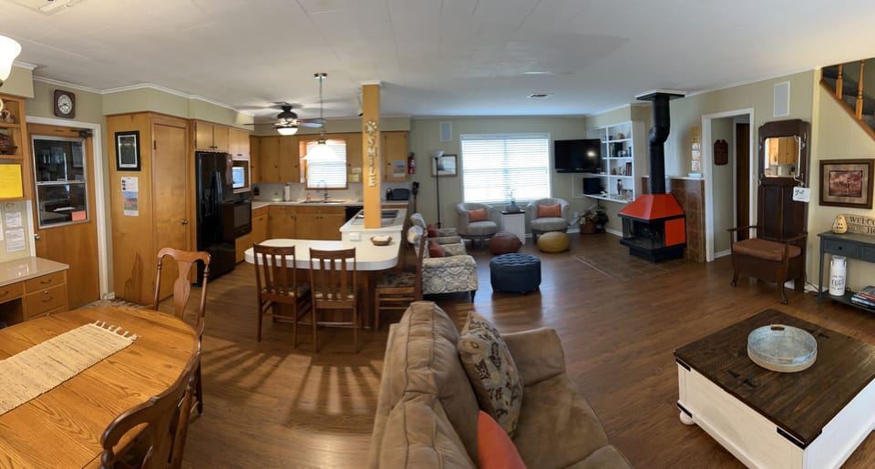 Giant room (TV, too)
