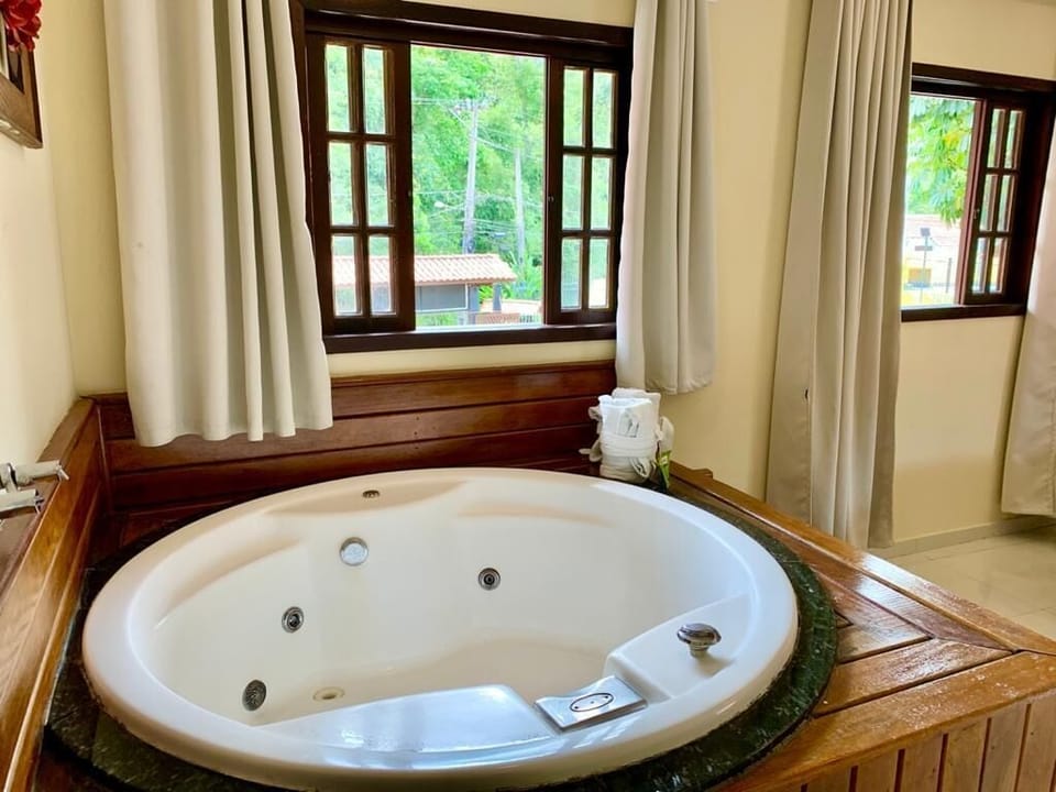 Deluxe Double Room, 1 King Bed, Jetted Tub | Minibar, free WiFi, bed sheets