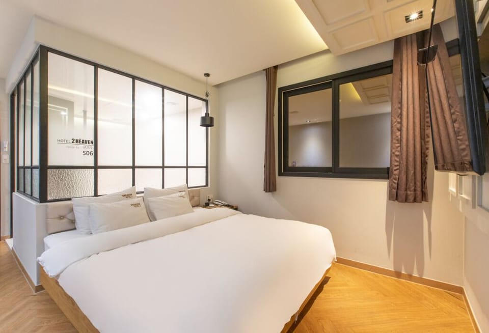 Premium bedding, individually decorated, individually furnished, desk