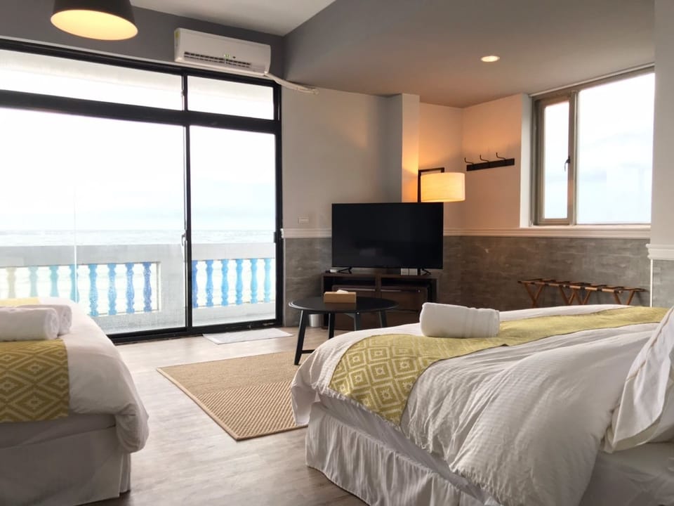 Deluxe Quadruple Room, Beach View | Egyptian cotton sheets, premium bedding, memory foam beds