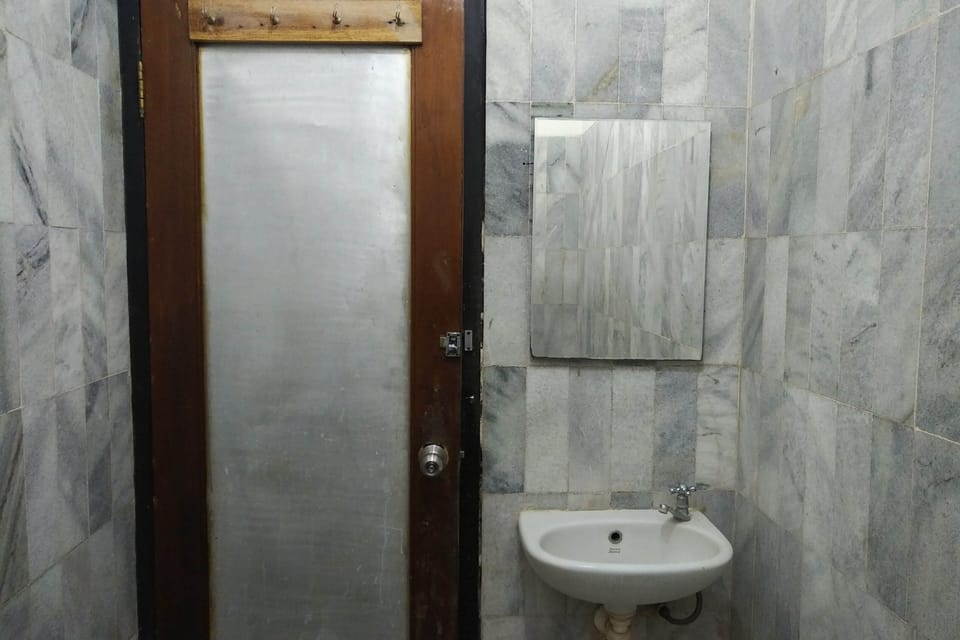 Deluxe Room | Desk, free wired internet, bed sheets