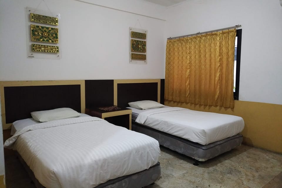 Deluxe Room | Desk, free wired internet, bed sheets