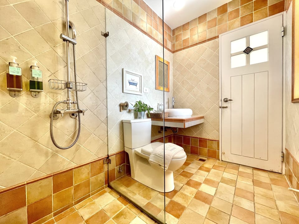 Superior Double Room, Ocean View | Bathroom | Free toiletries, hair dryer, towels