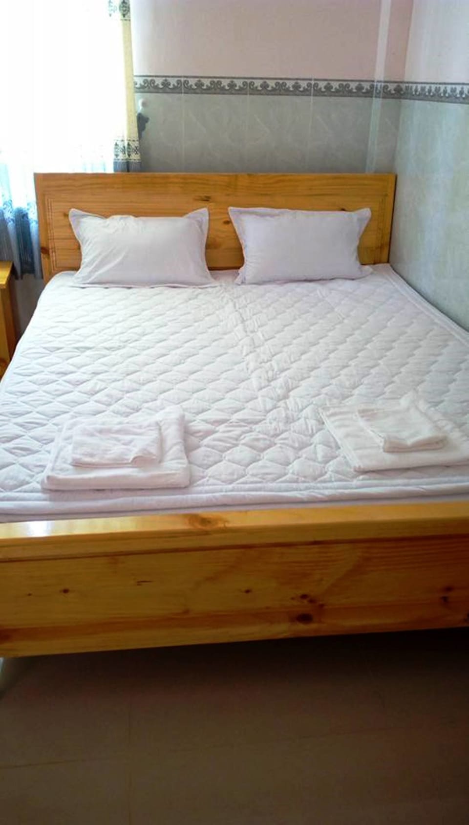Minibar, free WiFi, bed sheets