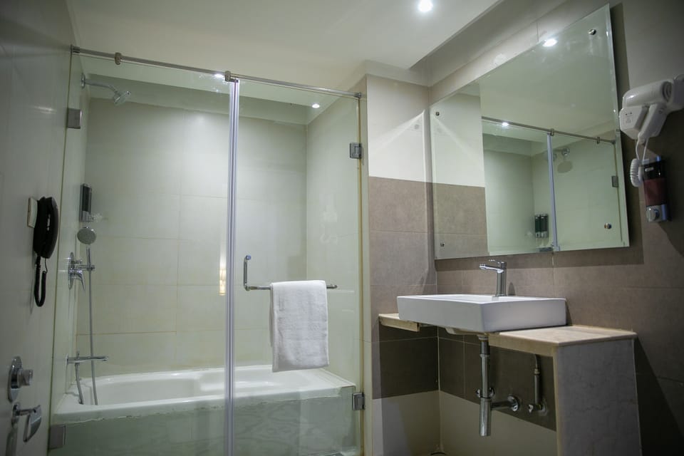 Shower, rainfall showerhead, free toiletries, hair dryer