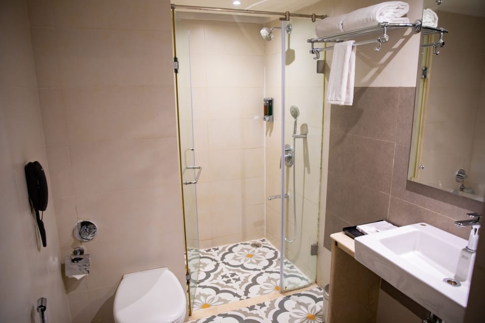 Shower, rainfall showerhead, free toiletries, hair dryer