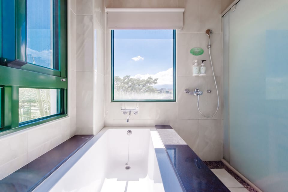 Extra Large Double Room with Balcony | Bathroom | Free toiletries, hair dryer, slippers, bidet