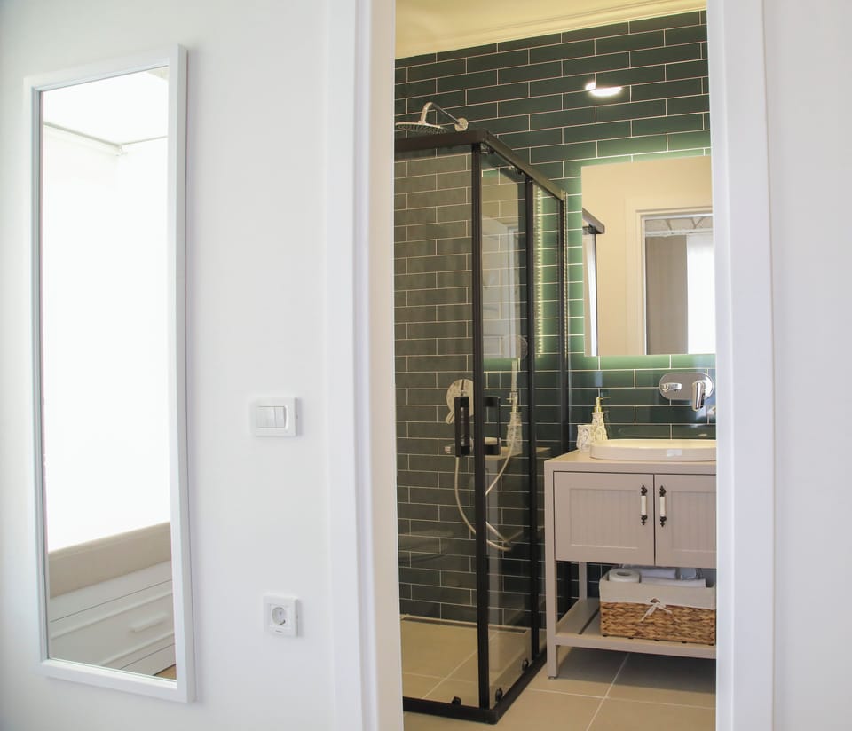 Deluxe Room, Pool View | Bathroom | Shower, free toiletries, hair dryer, slippers