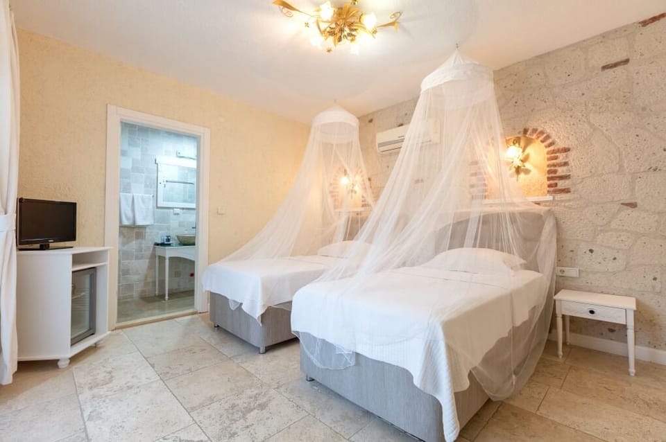 Havuz Manzarali - Iki Ayri Yatakli Oda | Free WiFi, bed sheets