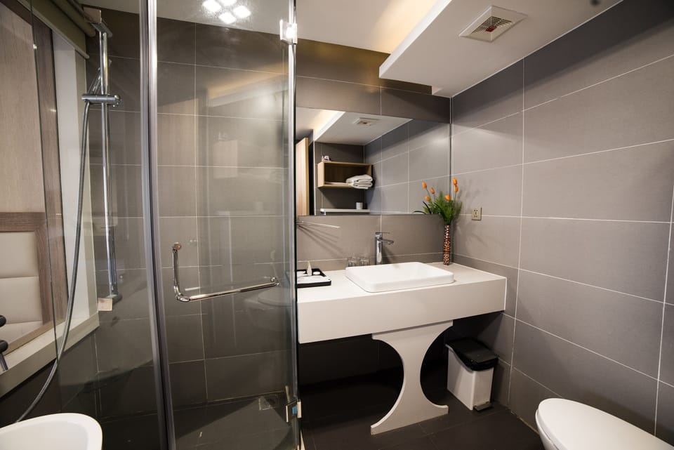 Deluxe Room, Balcony, Sea View | Bathroom | Deep soaking tub, rainfall showerhead, designer toiletries, hair dryer