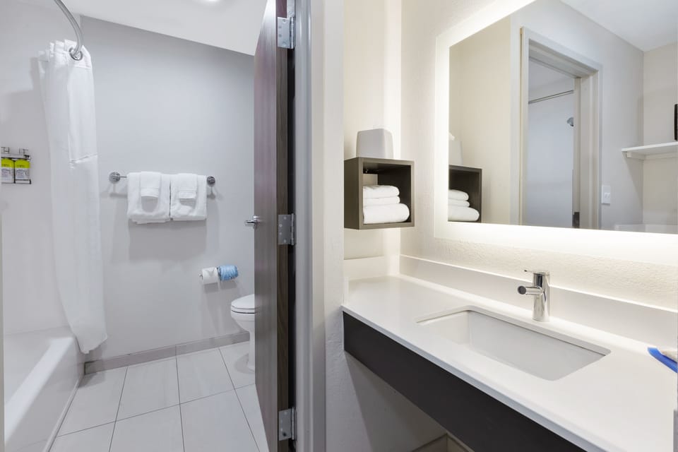 Combined shower/tub, hair dryer, towels