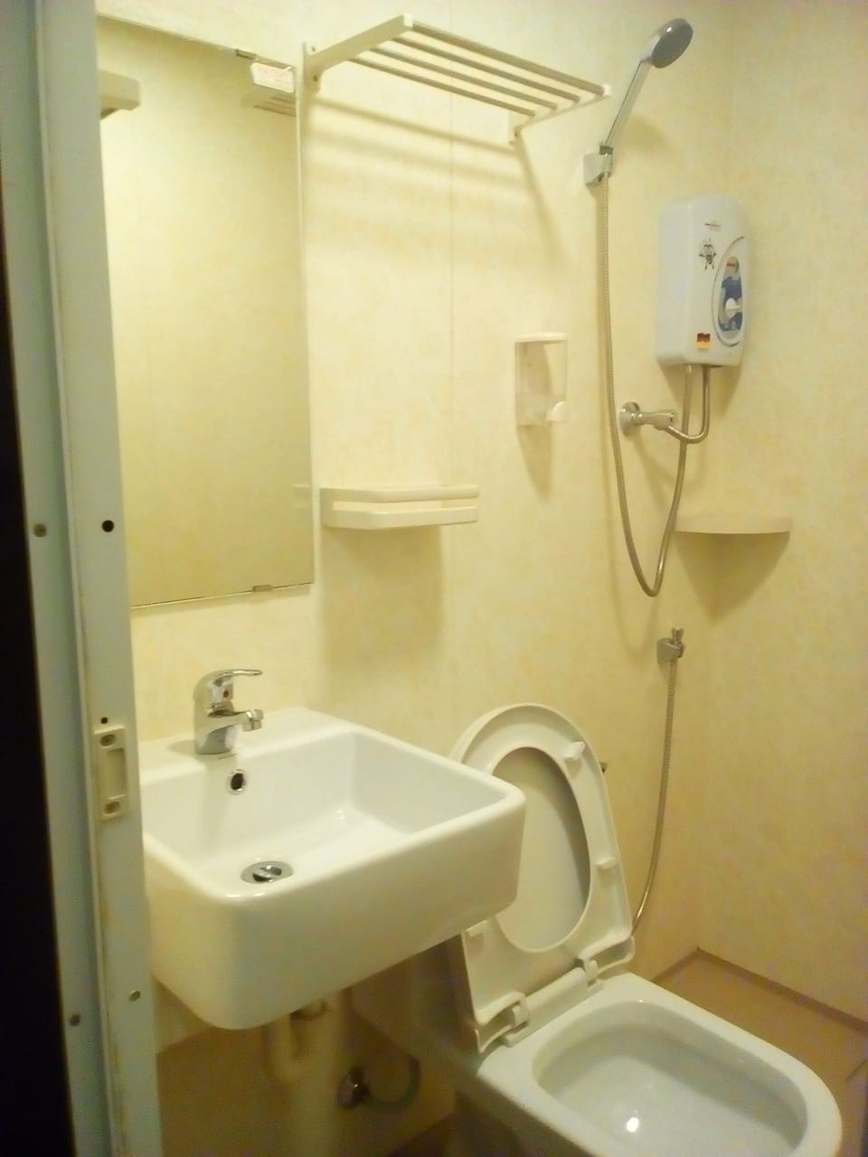 Shower, free toiletries, towels