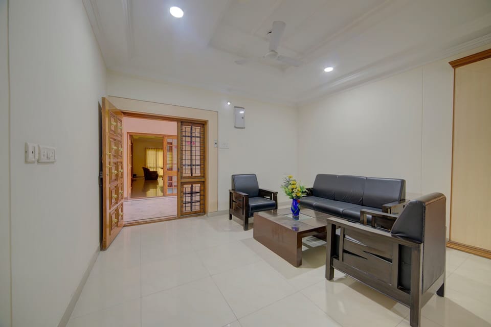 Family Double Room, 1 Bedroom, Non Smoking, Executive Level | Living area | TV