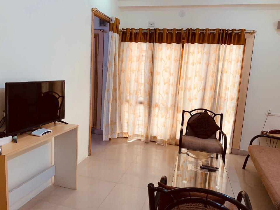 Family Double Room, 1 Bedroom, Non Smoking, Executive Level | In-room safe, desk, iron/ironing board