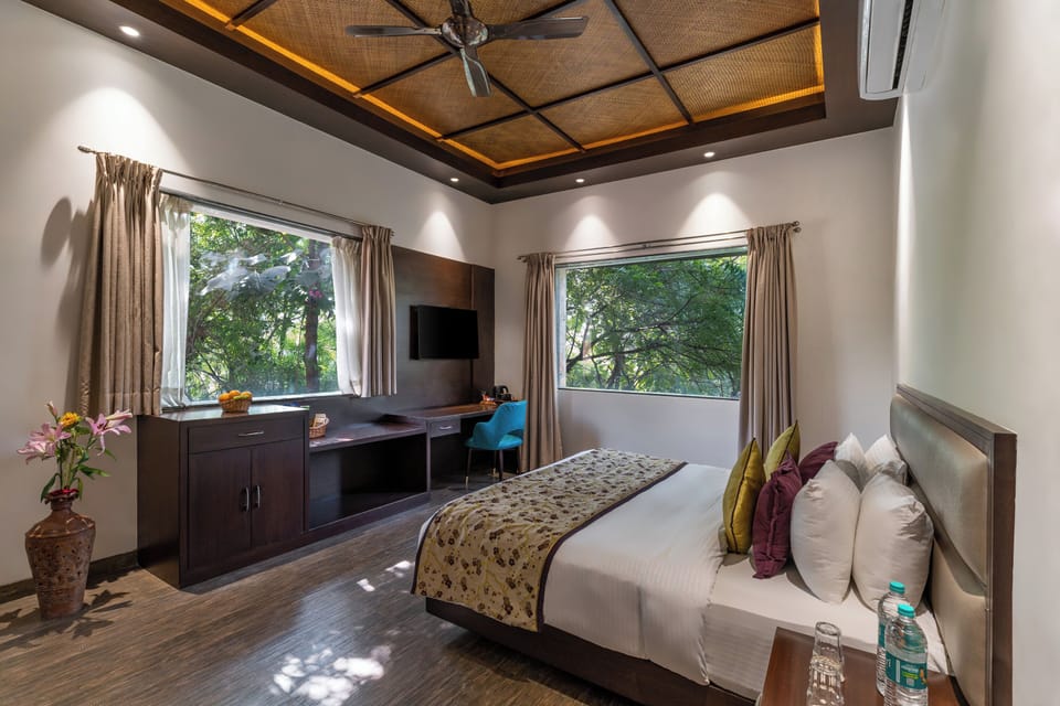 Deluxe Double Room, 1 King Bed, Non Smoking, Mountain View | Minibar, in-room safe, desk, laptop workspace