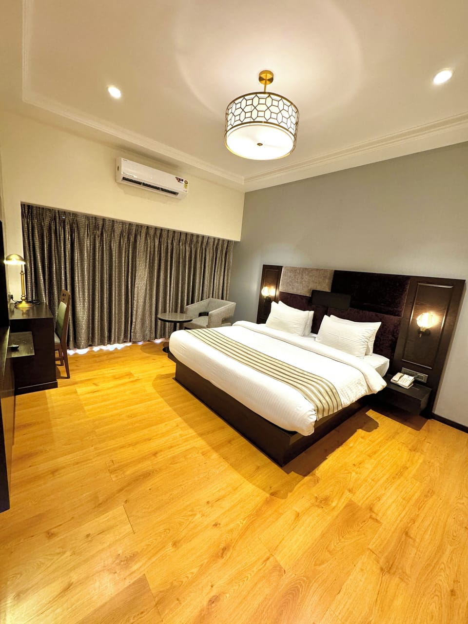 Royal Suite | Premium bedding, memory foam beds, desk, laptop workspace
