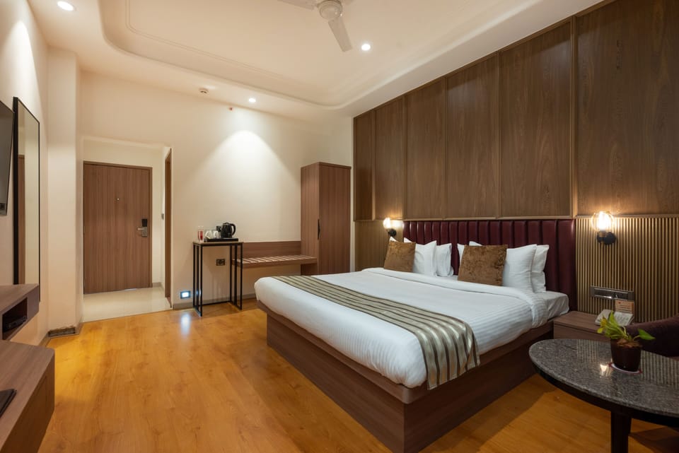 Executive Room | Premium bedding, memory foam beds, desk, laptop workspace