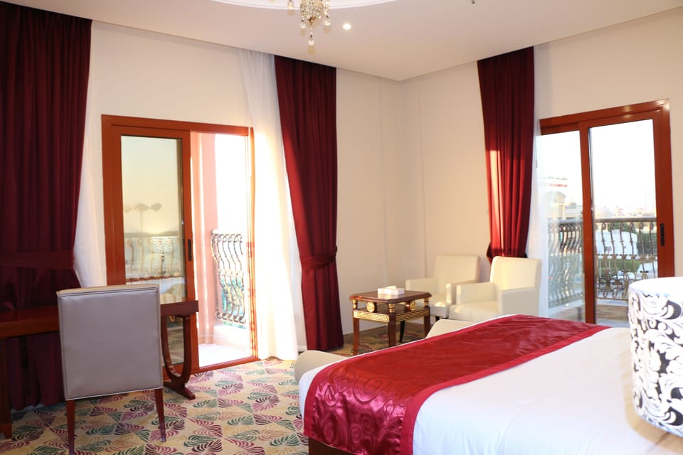 Deluxe Suite | Minibar, in-room safe, desk, blackout drapes