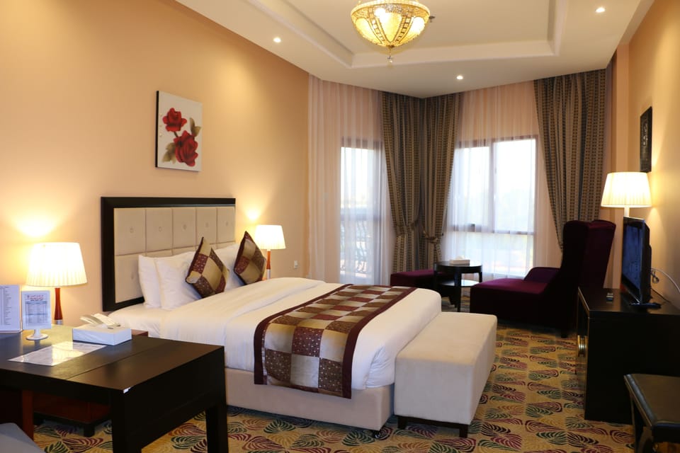 Deluxe Suite | Minibar, in-room safe, desk, blackout drapes