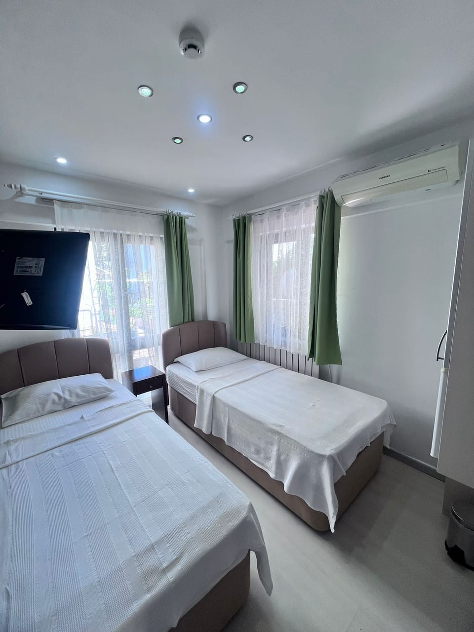 Twin Room | Minibar, soundproofing, WiFi (free), bed sheets
