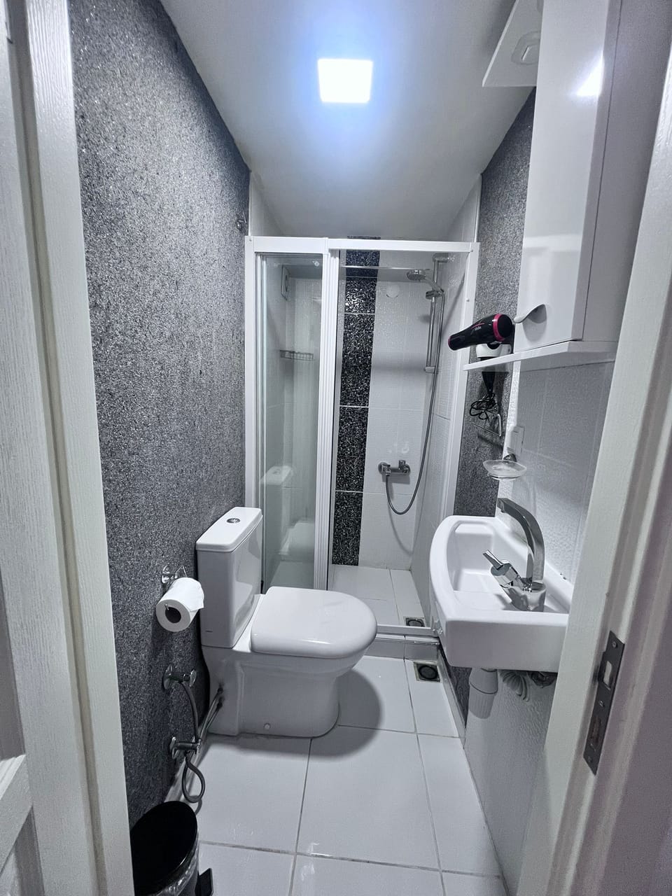 Double Room | Bathroom | Shower, free toiletries, hair dryer, slippers