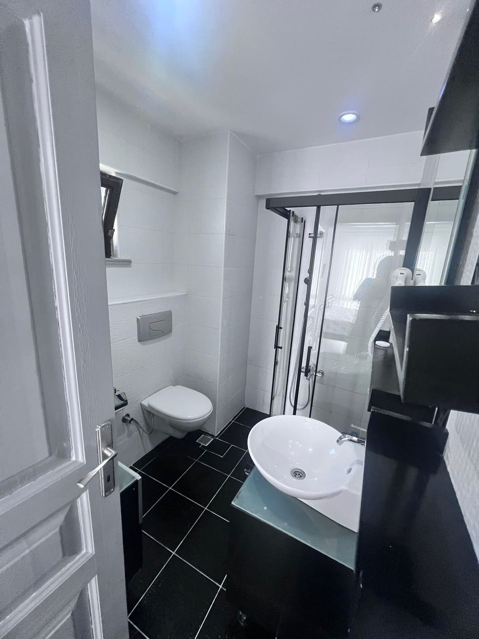 Double Room | Bathroom | Shower, free toiletries, hair dryer, slippers