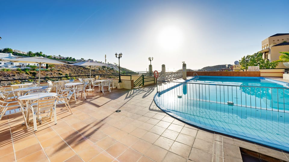 Swim-up bar