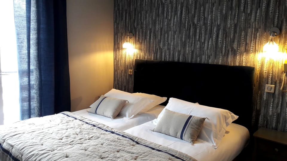 Desk, soundproofing, free cribs/infant beds, free WiFi