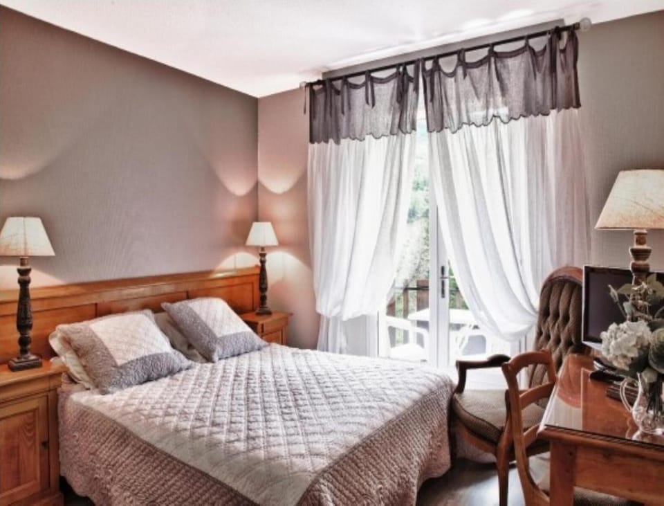 Desk, soundproofing, free cribs/infant beds, free WiFi