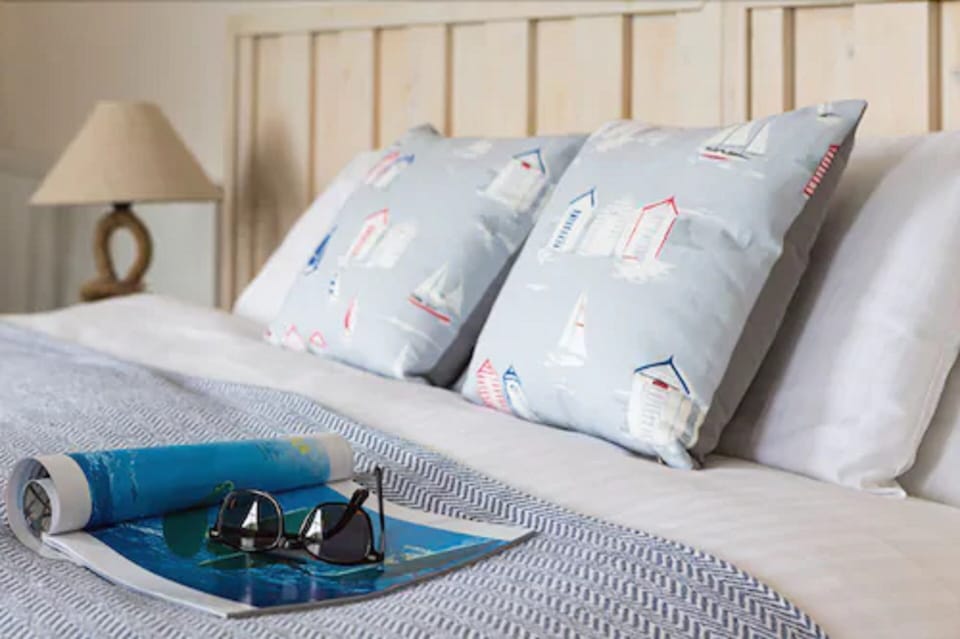 Premium bedding, iron/ironing board, free WiFi, bed sheets