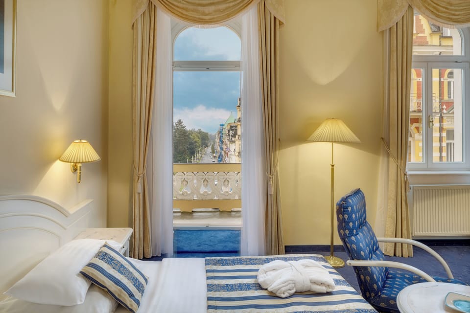 Hypo-allergenic bedding, minibar, in-room safe, desk