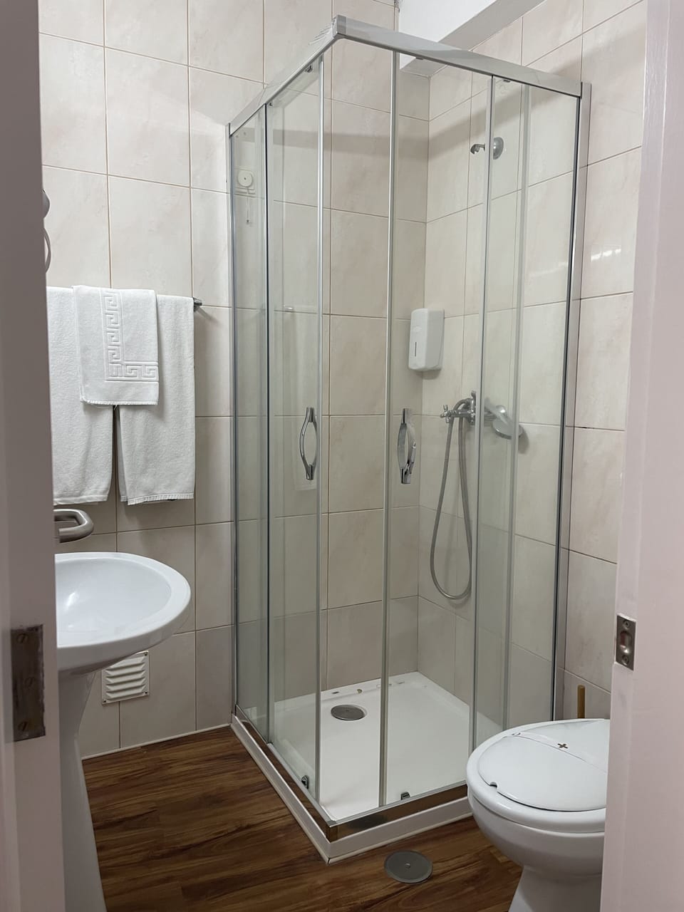 Twin Room | Bathroom | Free toiletries, hair dryer, towels