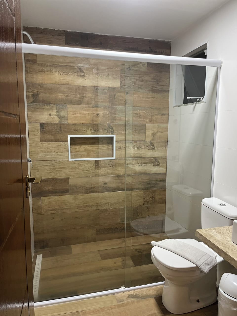 Luxury Studio Suite | Bathroom | Shower, rainfall showerhead, free toiletries, towels