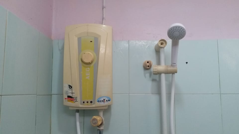 Standard Double Room | Bathroom | Shower, free toiletries, towels