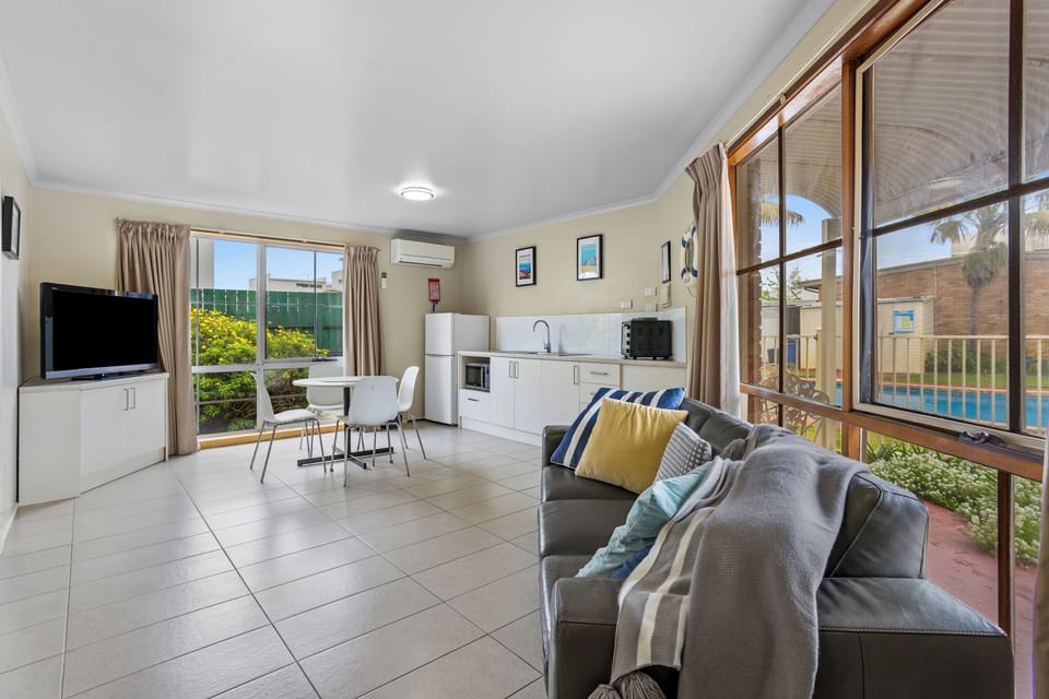 Balcony Bayview | Private kitchen | Coffee/tea maker, fridge, microwave, electric kettle