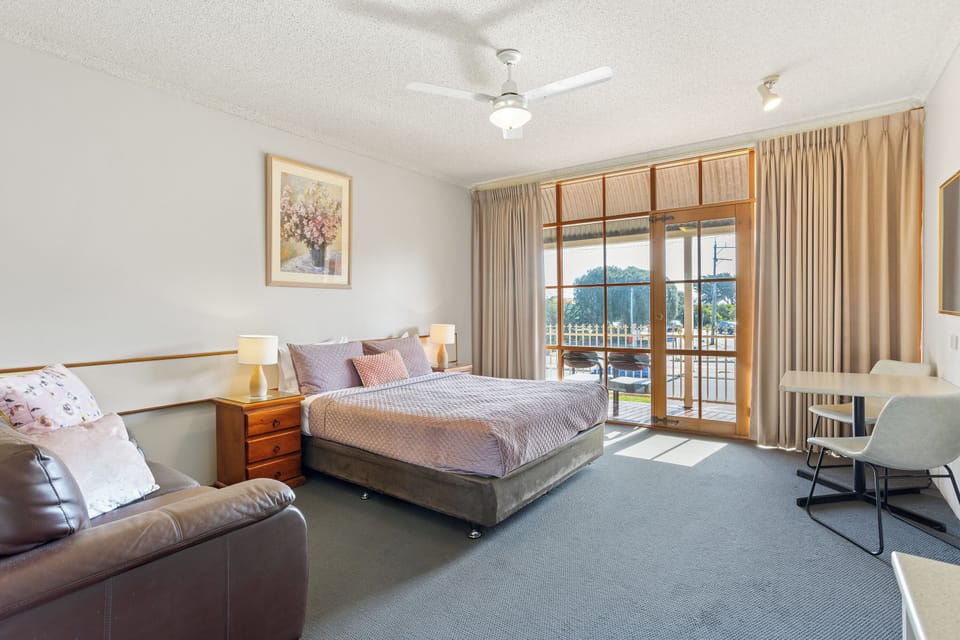 Balcony Bayview | Blackout drapes, iron/ironing board, WiFi (free), bed sheets